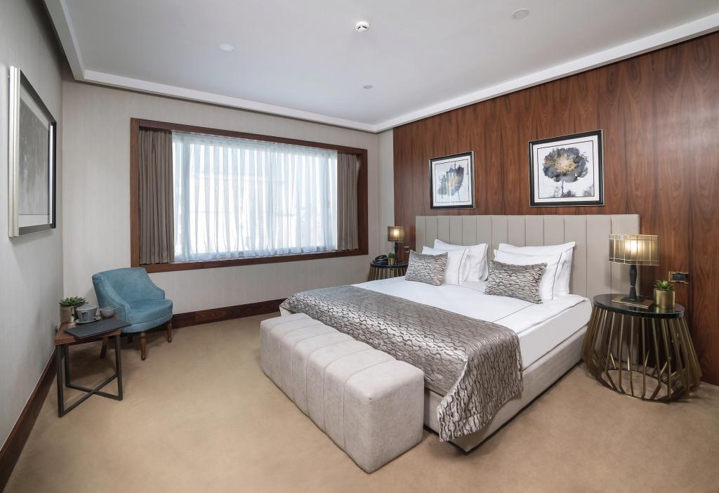 Superior Corner Room